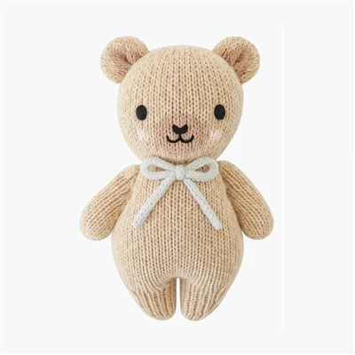 Kleiner stehender Teddybär